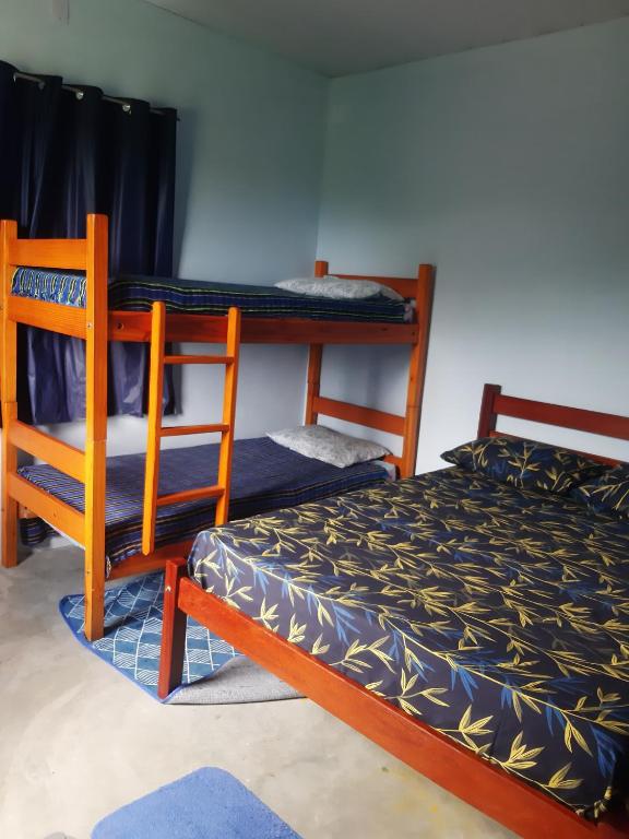 Postel nebo postele na pokoji v ubytování Vida Linda Hostel