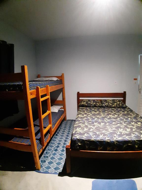 Postel nebo postele na pokoji v ubytování Vida Linda Hostel