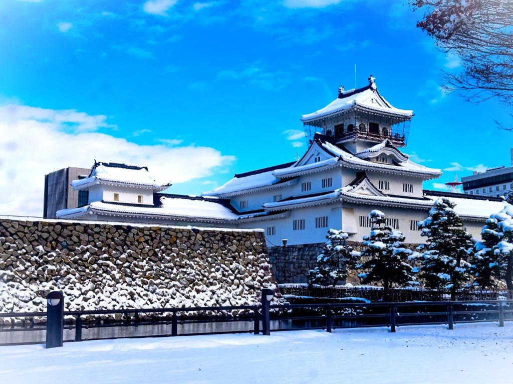 Higashi-iwaseにあるThe CATAN 政太郎の地面に雪が積もった大きな白い建物