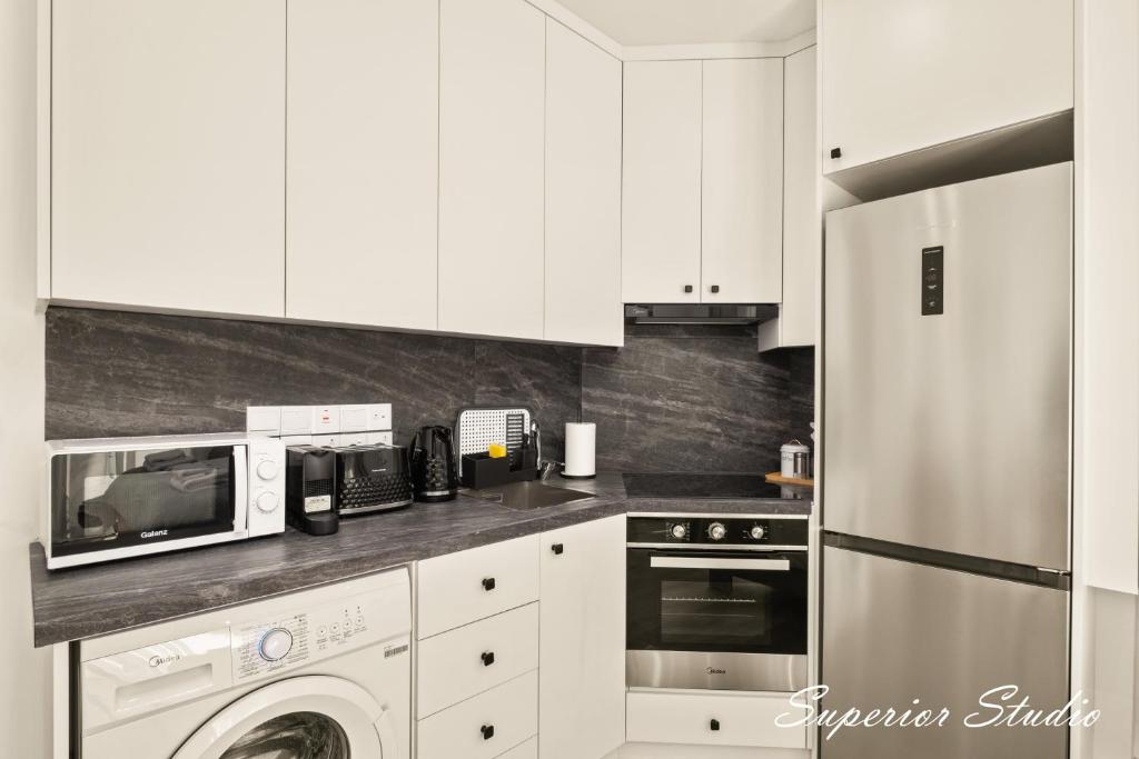 Kuchyň nebo kuchyňský kout v ubytování Lazuli Hermes Apartments
