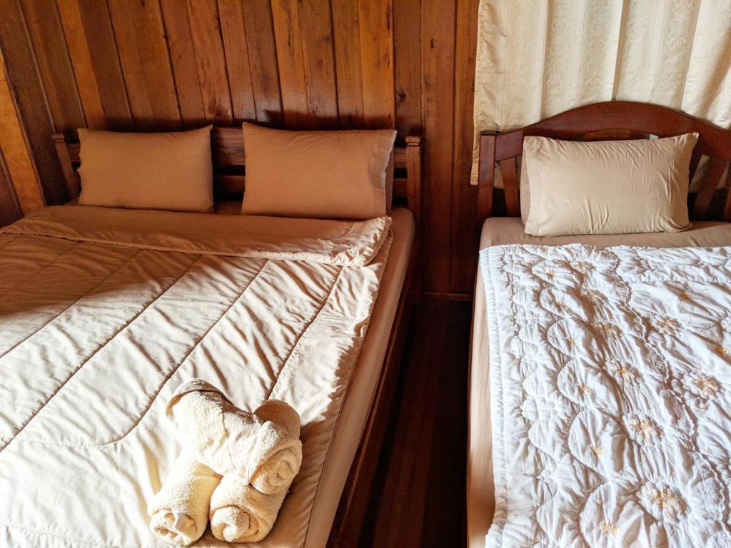 Postel nebo postele na pokoji v ubytování Bansuanphuhong Resort