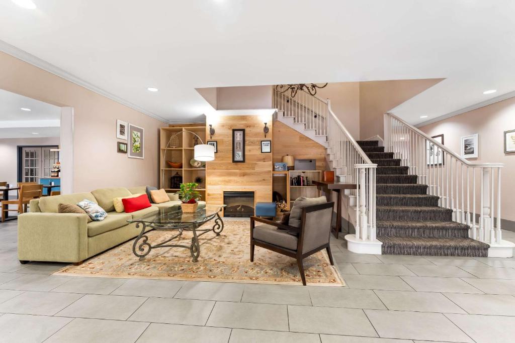 Posezení v ubytování Country Inn & Suites by Radisson, Macon North, GA