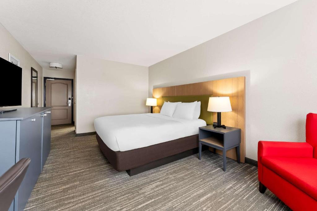 Postel nebo postele na pokoji v ubytování Country Inn & Suites by Radisson, Macon North, GA