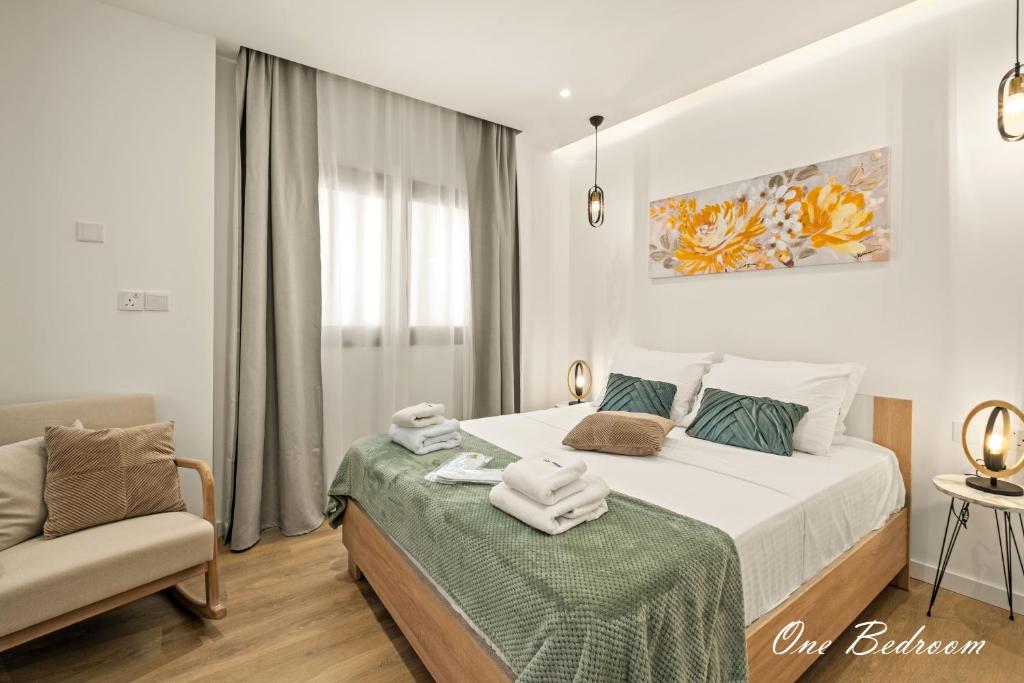 Postel nebo postele na pokoji v ubytování Lazuli Hermes Apartments