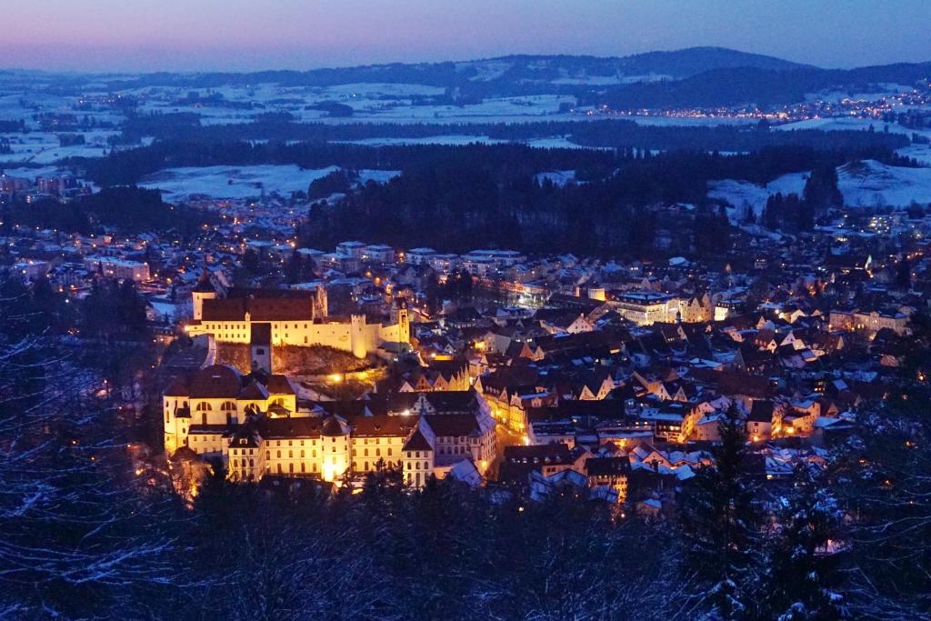 Nespecifikovaný výhled na destinaci Füssen nebo výhled na město při pohledu z hotelu