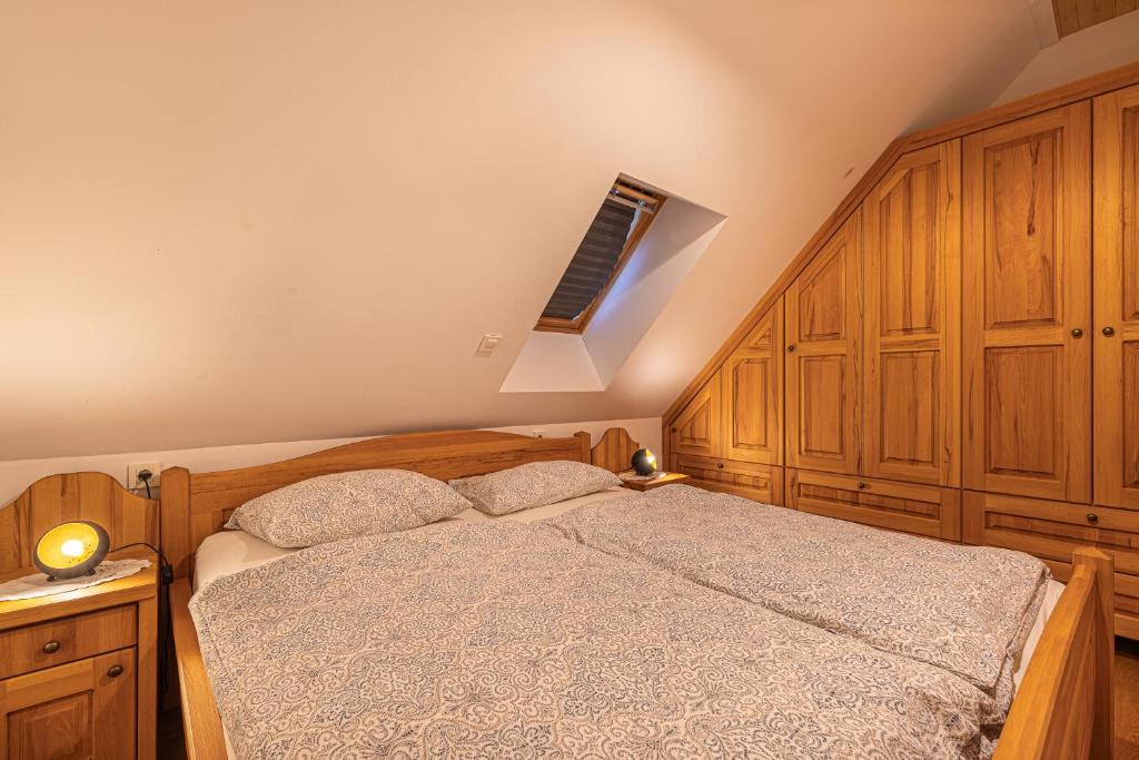 Postel nebo postele na pokoji v ubytování Vineyard cottage Škatlar 3