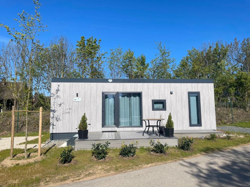 una pequeña casa con una mesa delante en Sommer Chalet 28, en Nabburg