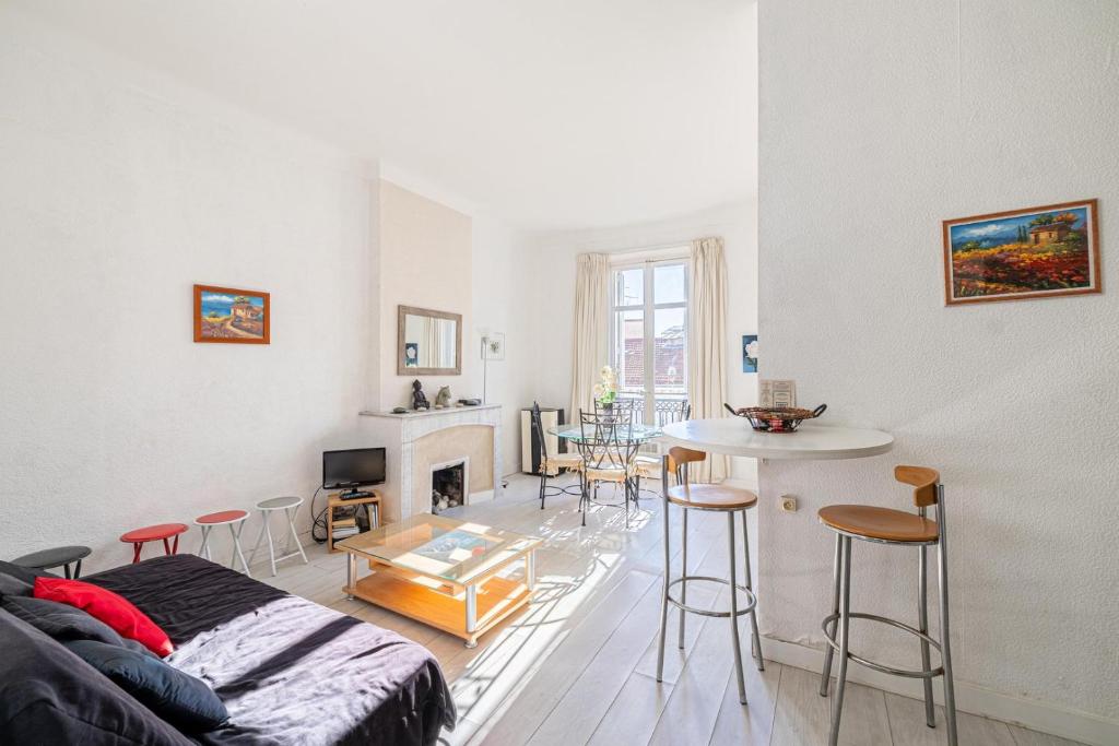 un salon avec un canapé et une table dans l'établissement LE MERVEILLEUX avec 2 chambres, proche de la Croisette, des plages et du Palais, à Cannes