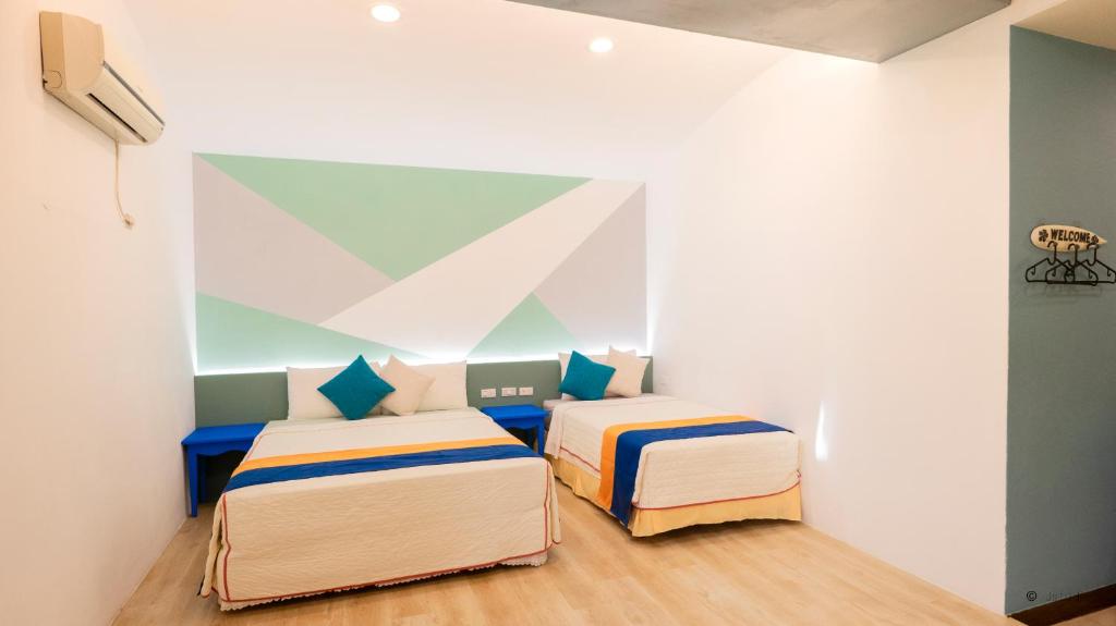 a bedroom with two beds in a room at Ocean Star B&B in Kenting