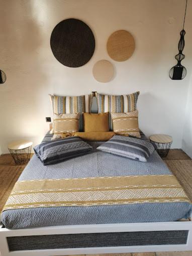 Postel nebo postele na pokoji v ubytování Menexes Suites Monemvasia