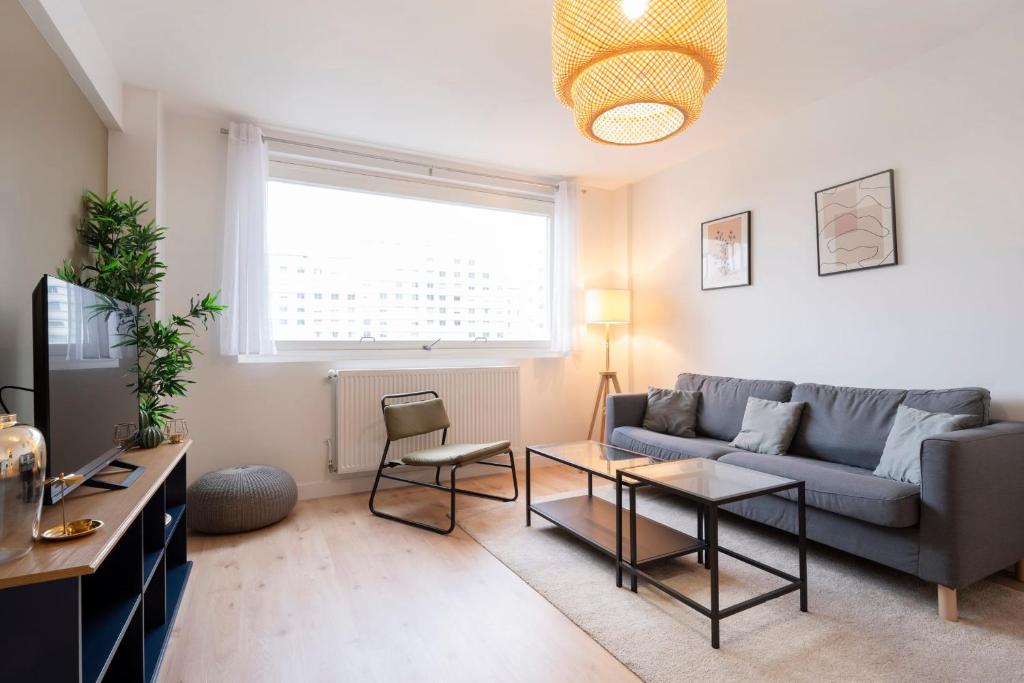 un salon avec un canapé et une table dans l'établissement La Résidence du Général, à Nancy