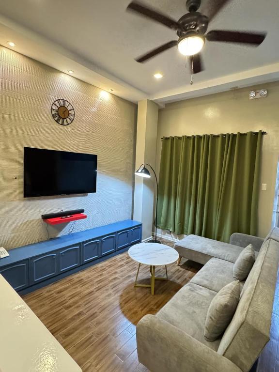 TV a/nebo společenská místnost v ubytování Red Coco Inn de Boracay