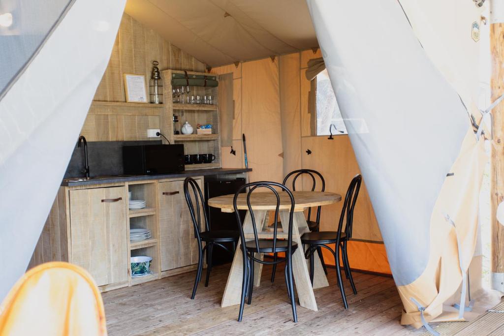 Kuchyň nebo kuchyňský kout v ubytování Great Ocean Road Glamping