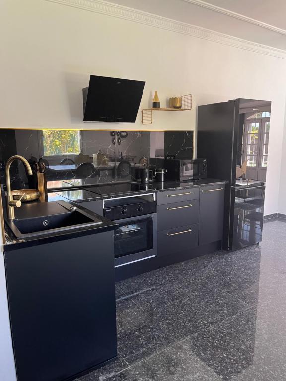 Η κουζίνα ή μικρή κουζίνα στο Villa Bastion del Swing with Heated Pool