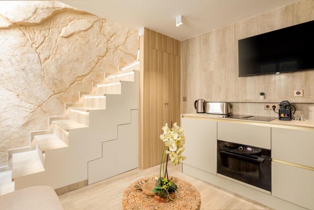 Il comprend un salon avec un escalier et une télévision. dans l'établissement Magnifique Loft Paris, à Paris