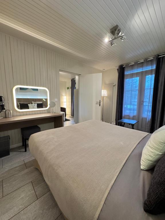 モントリーにあるCasa Méline - Disneyland Parisの大型ベッド1台、テレビが備わる客室です。