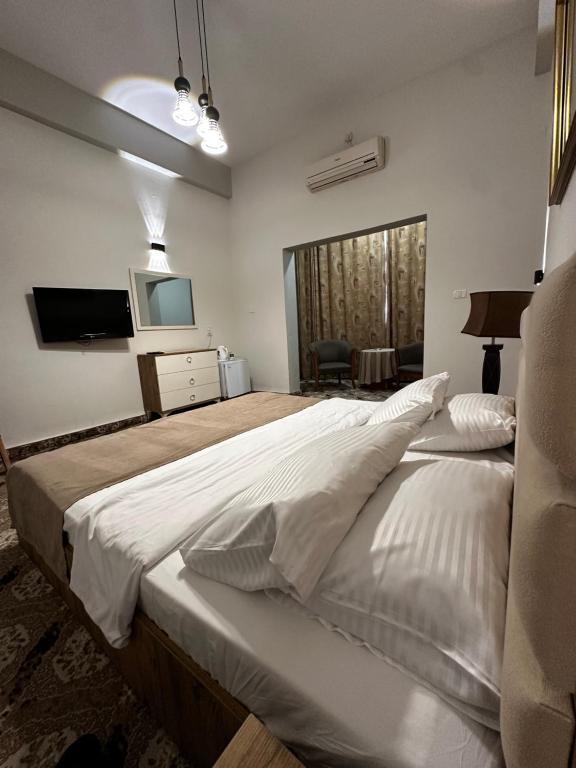 Postel nebo postele na pokoji v ubytování Shepherd Hotel