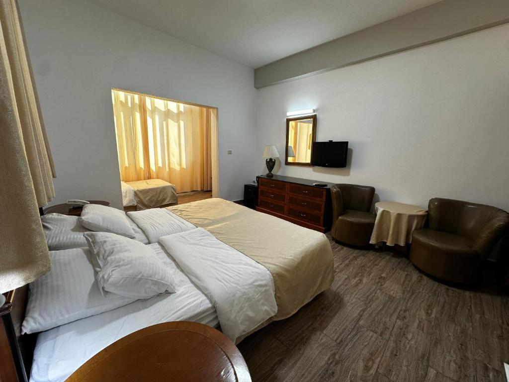 Postel nebo postele na pokoji v ubytování Shepherd Hotel