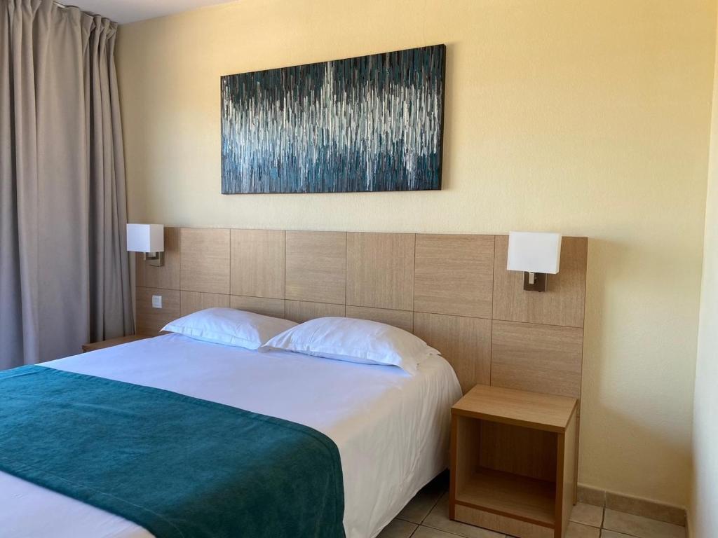 Postel nebo postele na pokoji v ubytování Calvi Résidence, Appart'hôtel