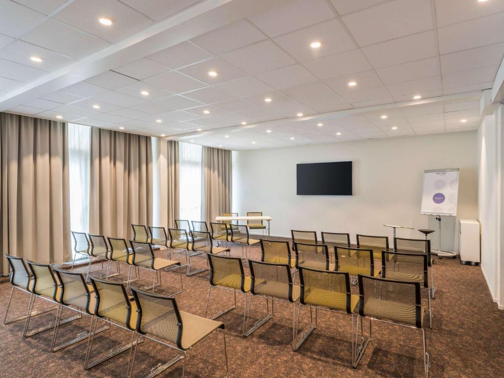 TV a/nebo společenská místnost v ubytování Novotel Lyon Bron Meeting & Events