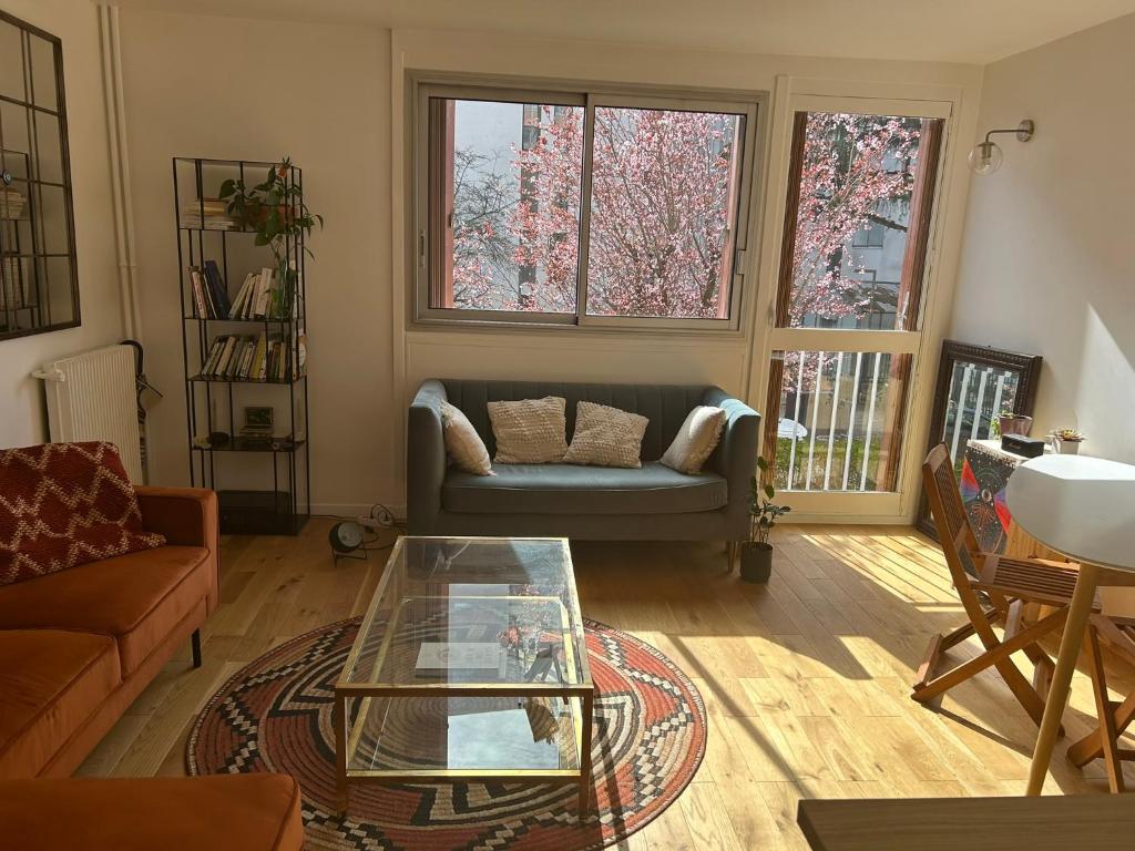 Ein Sitzbereich in der Unterkunft Appartement lumineux Mairie des Lilas