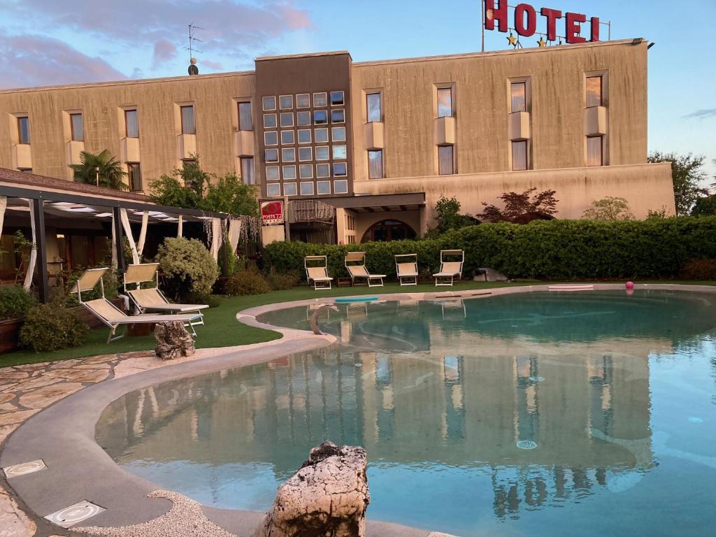 Bazén v ubytování Hotel Posta 77 nebo v jeho okolí