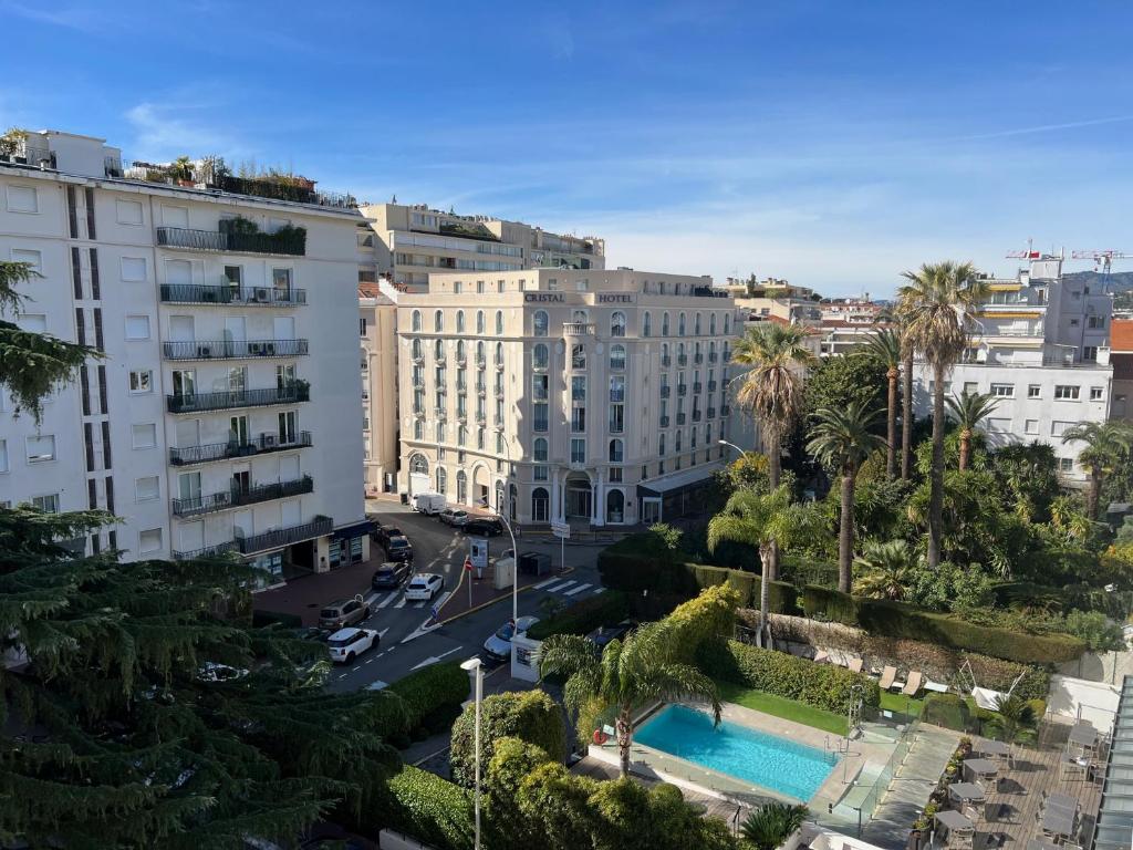 - une vue sur une ville avec des bâtiments et une piscine dans l'établissement Luxueux appartement central proche Croisette, à Cannes