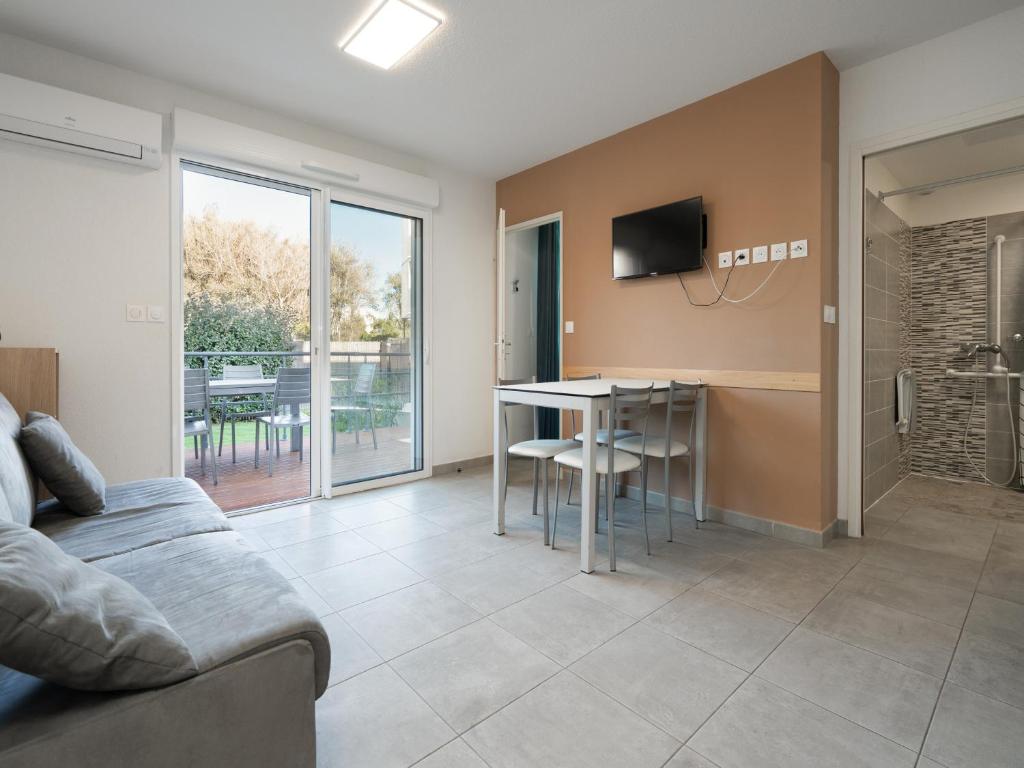 un salon avec un canapé et une table dans l'établissement La Dune N 12 - Villa 3P6, à Valras-Plage