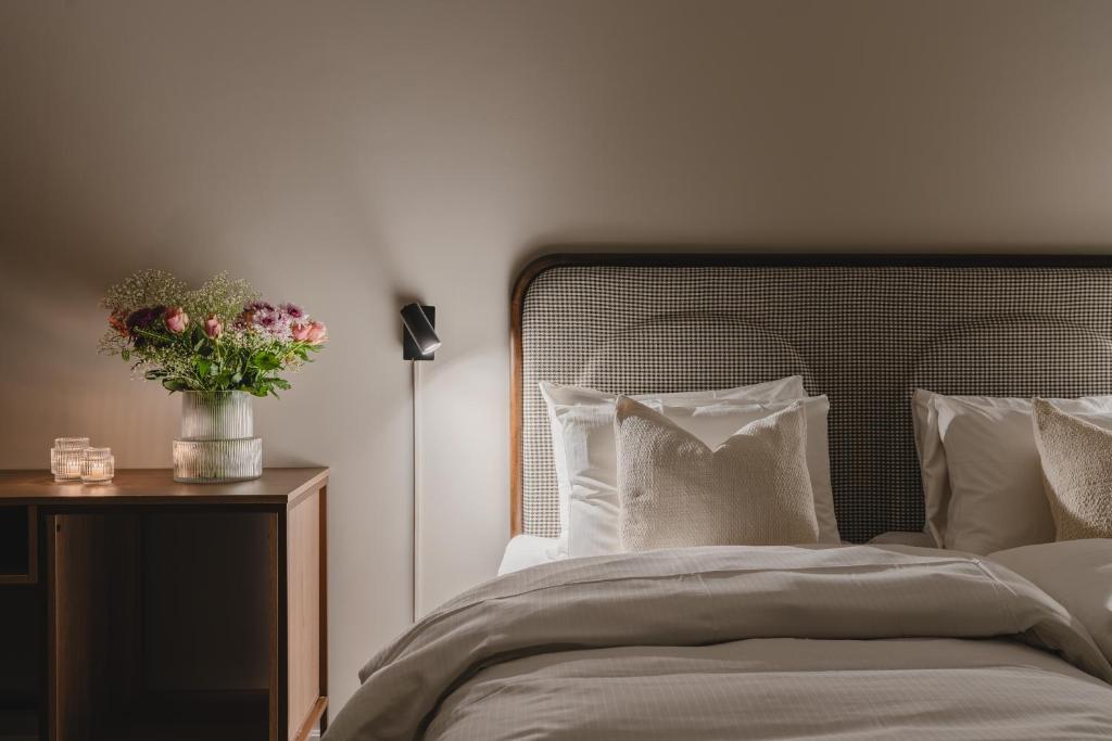 トロムソにあるEnter Skansen Hotelのベッドルーム1室(ベッド1台、花瓶1本付)