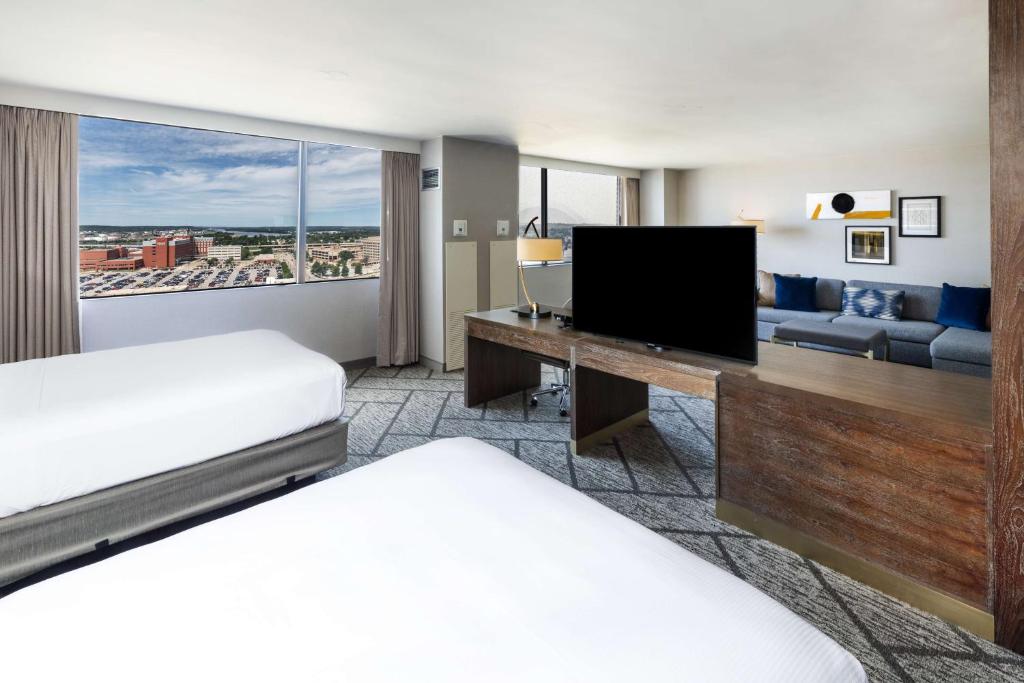 DoubleTree by Hilton Tulsa Downtown - Suite De Lujo Con Dos Camas Dobles
