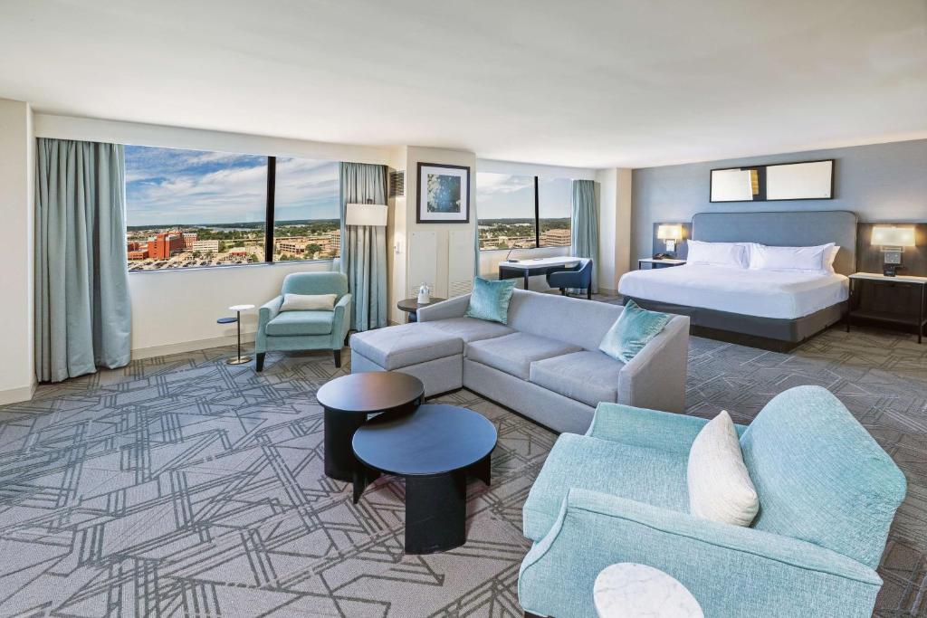 DoubleTree by Hilton Tulsa Downtown - Deluxe King Suite - No Fumadores