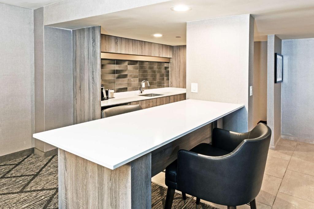 DoubleTree by Hilton Tulsa Downtown - Deluxe King Suite