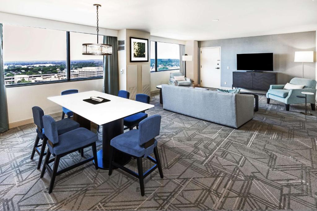 DoubleTree by Hilton Tulsa Downtown - Rey Suite