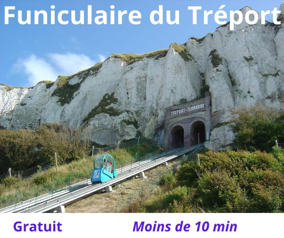 Fotografia z galérie ubytovania CAPRICES DE PLAGE Chambre grand lit double avec balnéo et beau balcon, vue panoramique, 300 mètres plage Mers les Bains Le Treport petit dejeuner servi en chambre en option v destinácii Mers-les-Bains