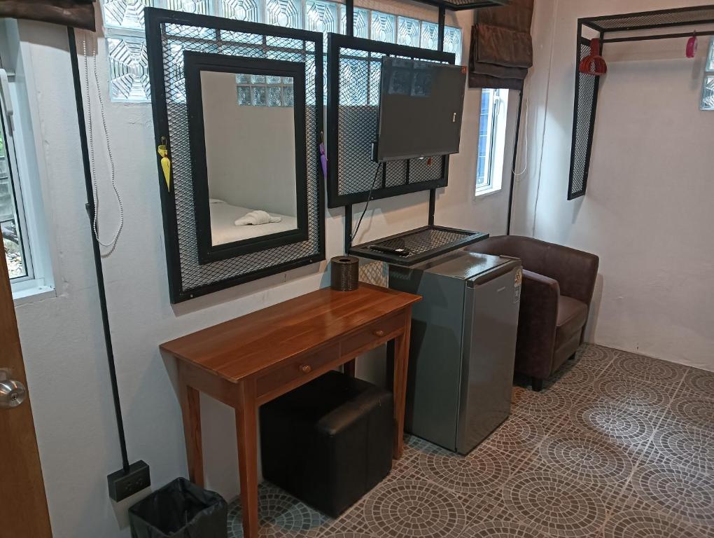 TV a/nebo společenská místnost v ubytování White Jail at Koh Tao Hostel