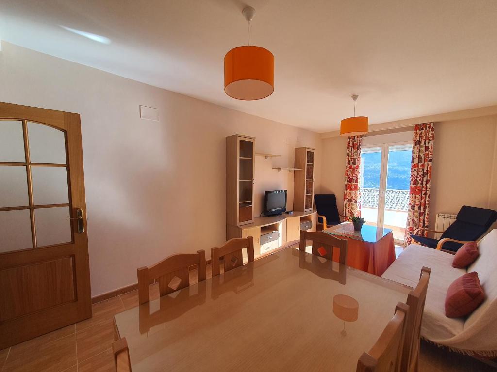 Televízia a/alebo spoločenská miestnosť v ubytovaní Apartamentos Sierra Nevada Park