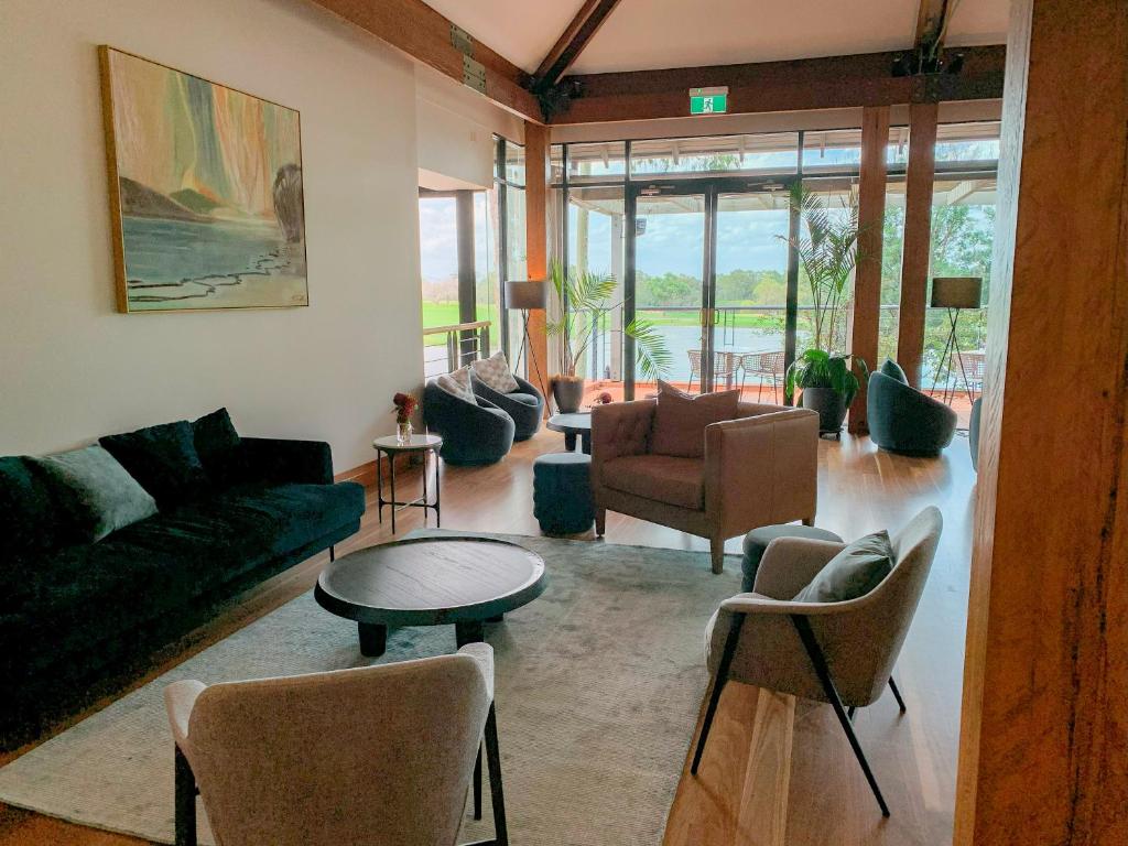 Posezení v ubytování Villa Provincial - 2 Bedrooms both with Ensuites -Situated in Cypress Lakes Resort