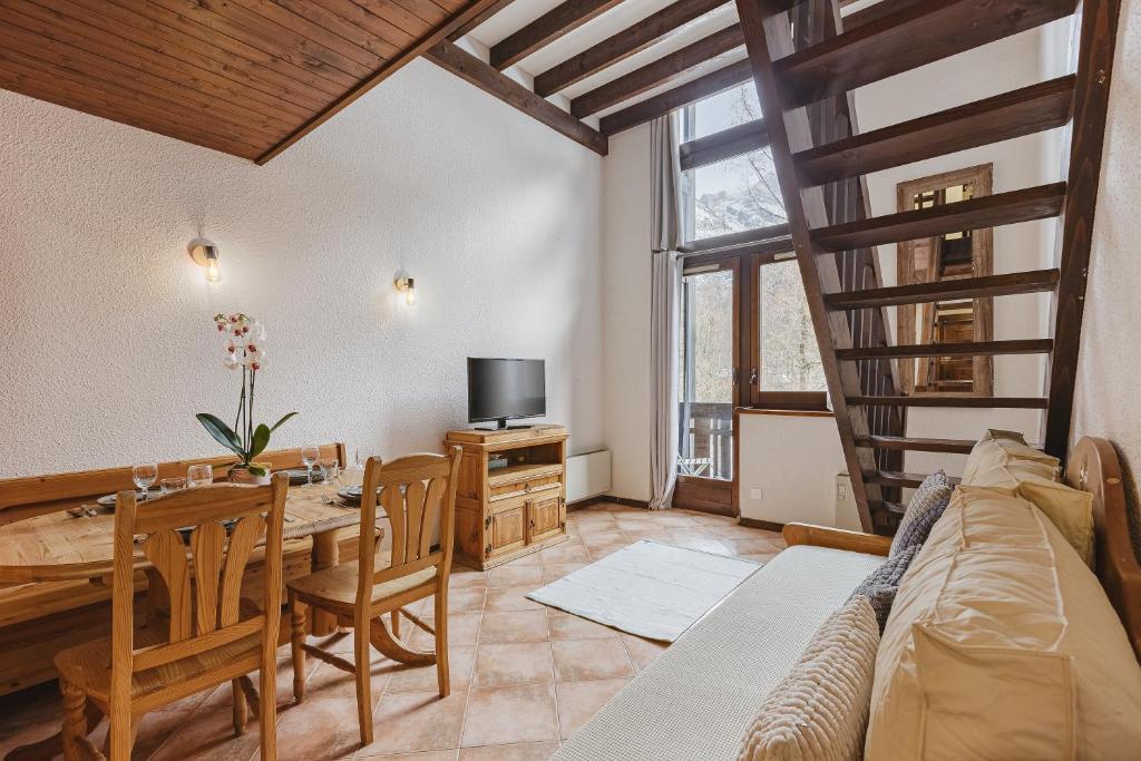 - un salon avec une table à manger et un canapé dans l'établissement Full Nature apartment - Les Praz - Happy Rentals, à Chamonix-Mont-Blanc