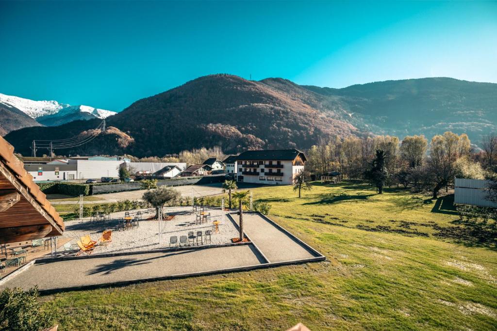 une vue aérienne d'une station balnéaire avec des montagnes en arrière-plan dans l'établissement Hotel Base Camp Lodge - Albertville, à Albertville