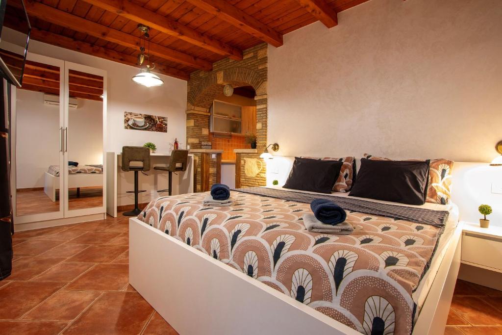 a bedroom with a large bed in a room at Studio Mateo in Rovinjsko Selo