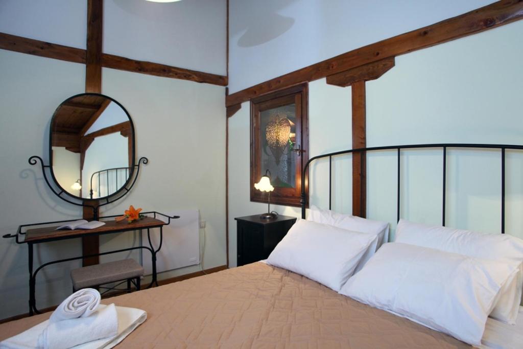 Un dormitorio con una cama grande con espejo. en Gragada House, en Katouna