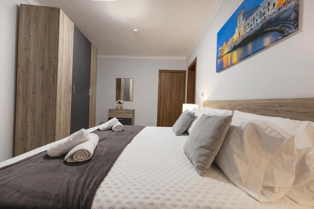 Postel nebo postele na pokoji v ubytování Luxurious & Spacious 2BD Accomodation at The Podium - Yacht Marina Area, Close to Valletta