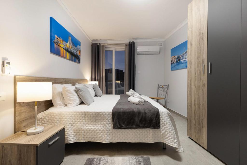Postel nebo postele na pokoji v ubytování Luxurious & Spacious 2BD Accomodation at The Podium - Yacht Marina Area, Close to Valletta