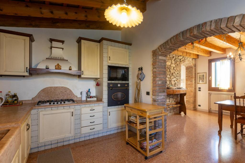 Kuchyňa alebo kuchynka v ubytovaní Holiday House Petrarca