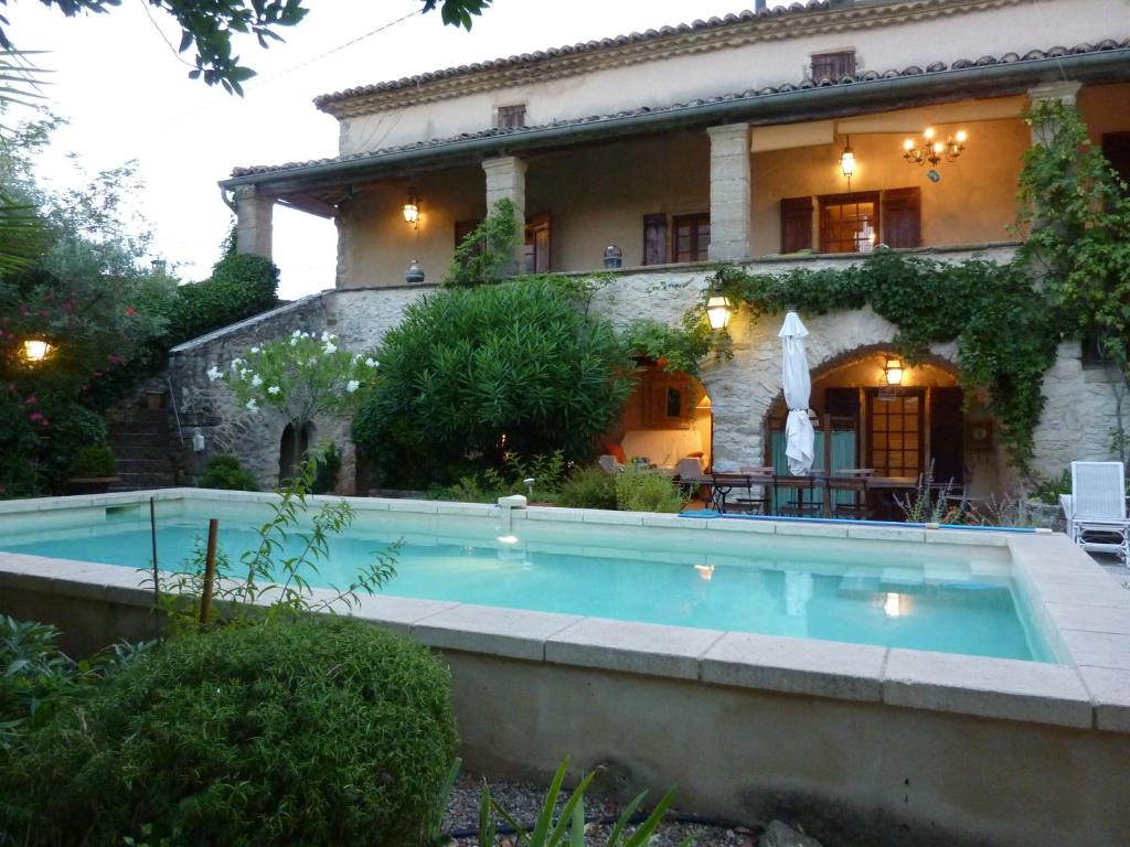 une piscine devant une maison dans l'établissement MAS PROVENCAL DU 18ème proche UZES, à Belvézet