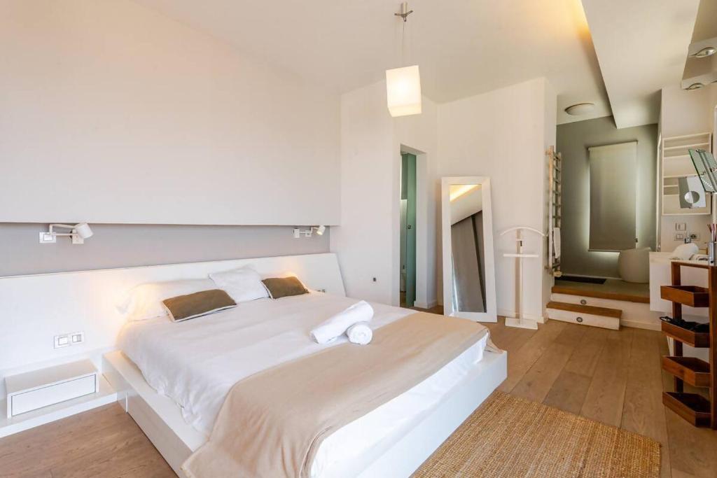 Postel nebo postele na pokoji v ubytování Villa Itaca Vista mar y piscina climatizada