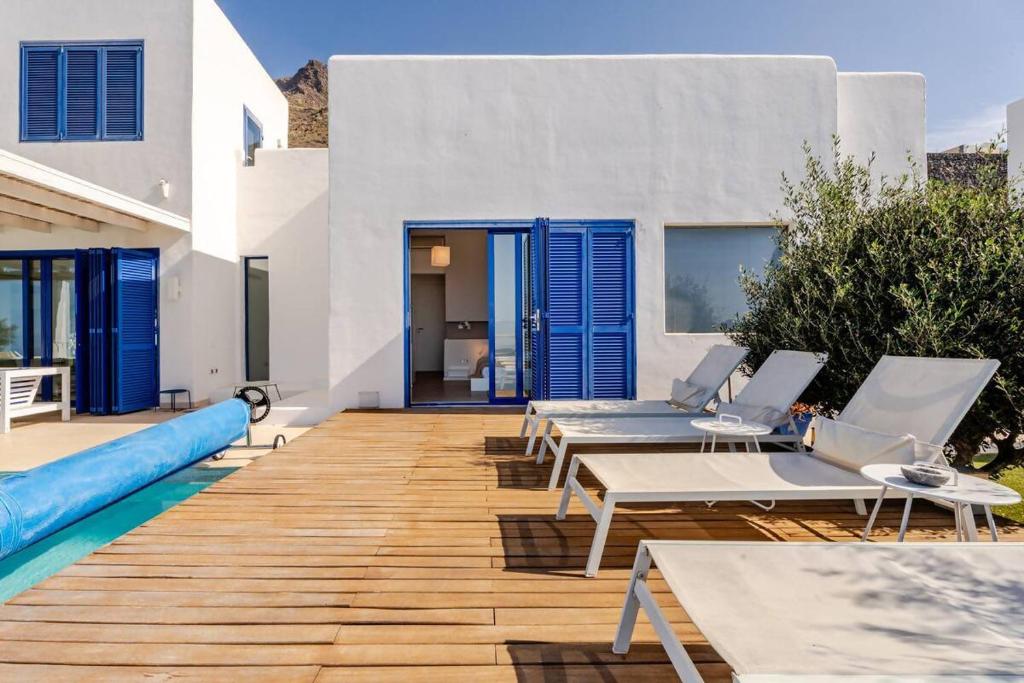 Bazén v ubytování Villa Itaca Vista mar y piscina climatizada nebo v jeho okolí
