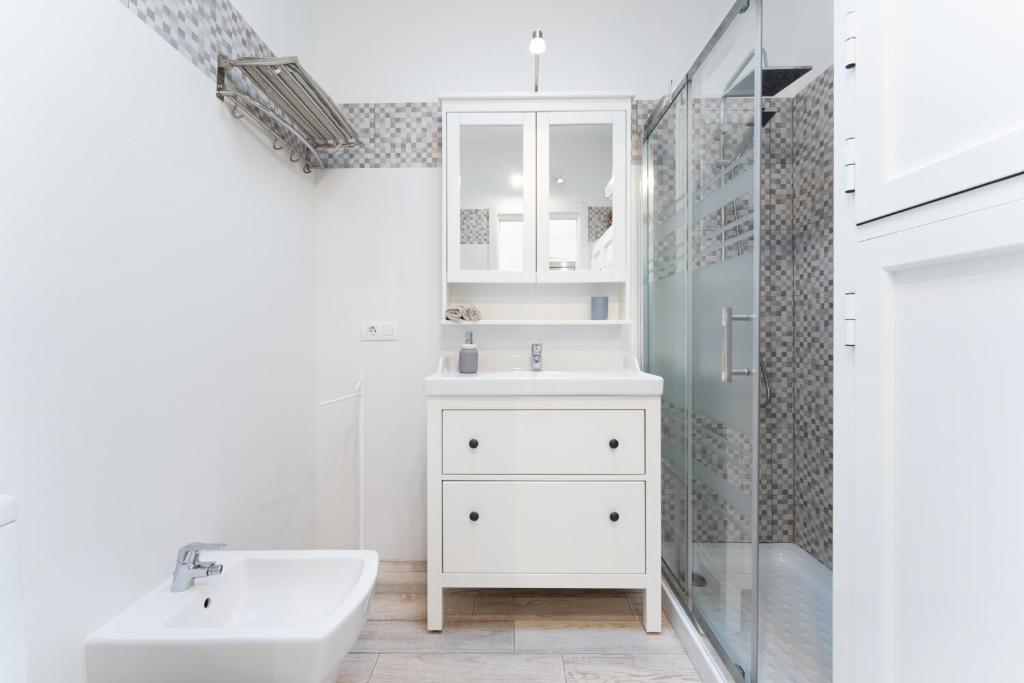 A bathroom at Luxury Poolside Holiday Home