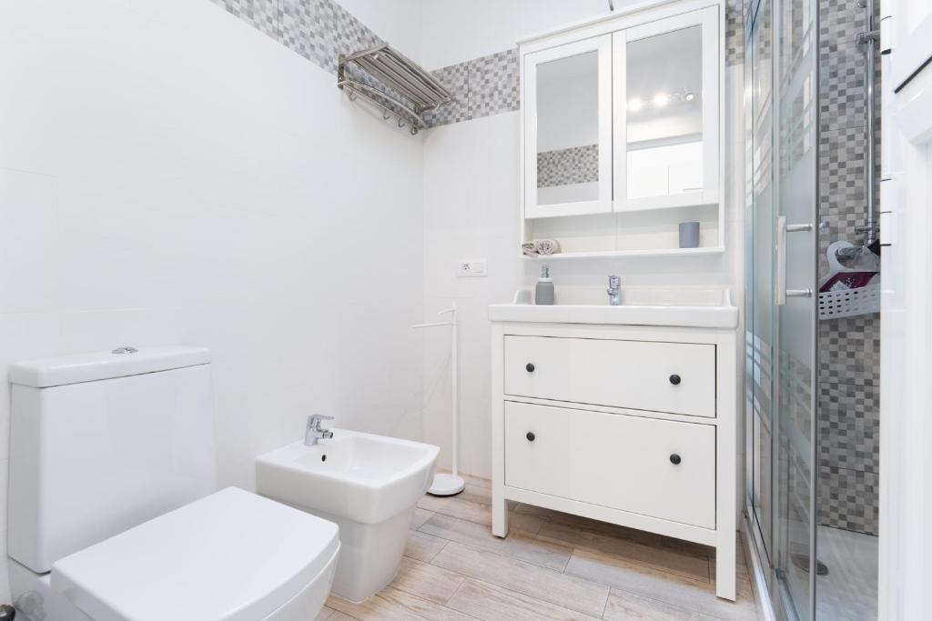 A bathroom at Luxury Poolside Holiday Home
