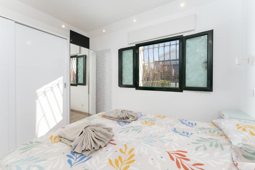 A bed or beds in a room at Luxury Poolside Holiday Home